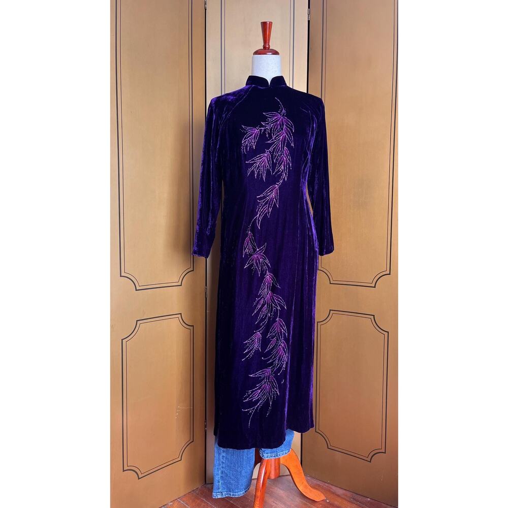 Vintage velvet tunic, asian inspired, in purple with glittery flowers, size S
